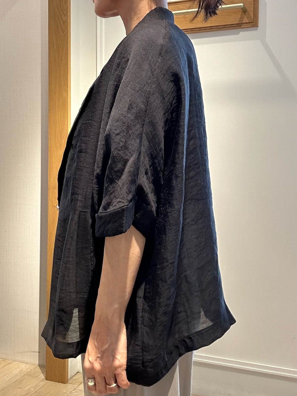 ブラック系のテーラードジャケット、ブルー系のシャツ/ブラウス、ベージュ系のその他パンツを着用したレディースの夏コーディネートの6枚目の写真