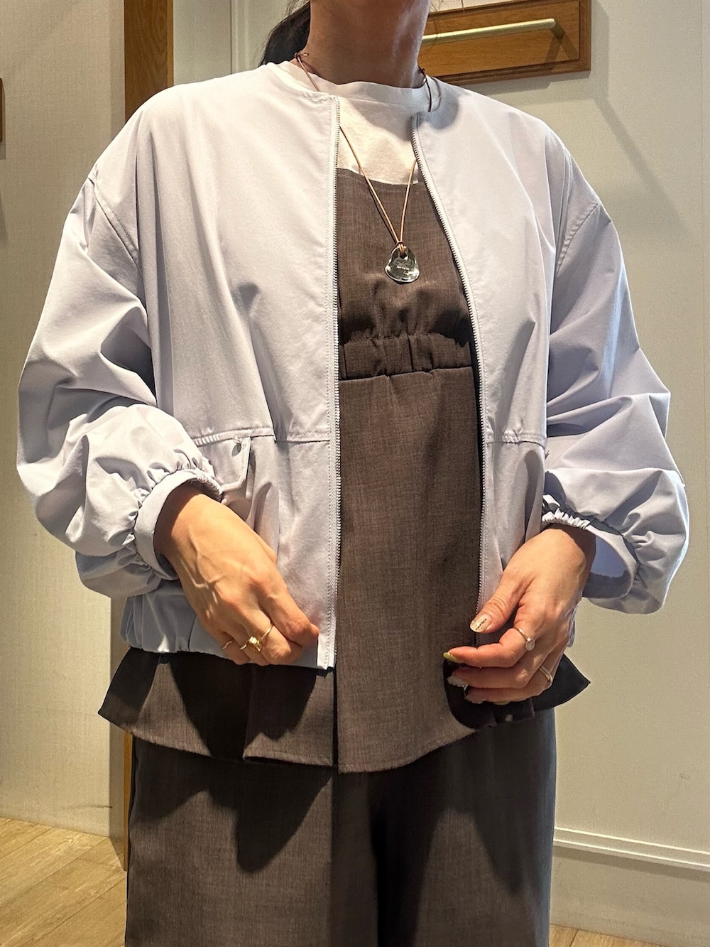 ブルー系のショルダーバッグ、ブルー系のブルゾン、グリーン系のシャツ/ブラウスを着用したレディースの春コーディネートの4枚目の写真