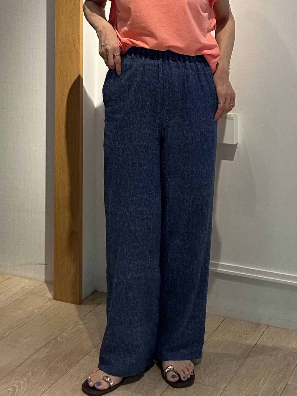 ブルー系のその他パンツ、ピンク系のTシャツ/カットソー、ホワイト系のノーカラージャケットを着用したレディースの夏コーディネートの7枚目の写真