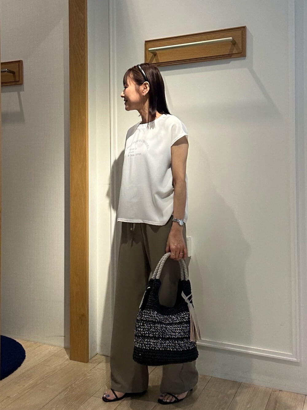 ホワイト系のシャツ/ブラウス、グリーン系のその他パンツ、イエロー系のシャツ/ブラウスを着用したレディースの夏コーディネートの2枚目の写真