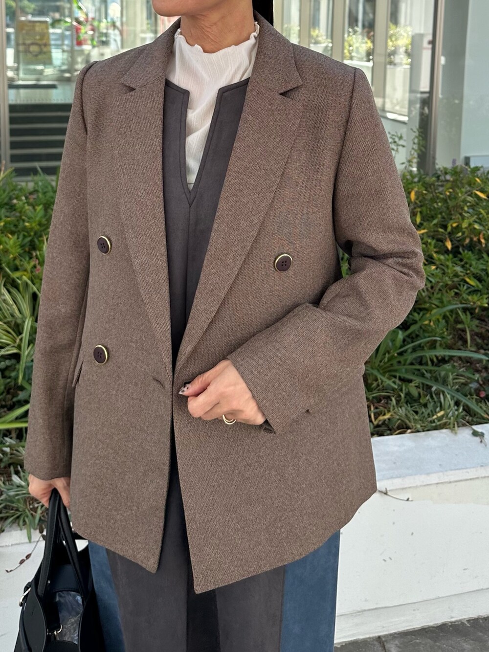 グレー系のワンピース、ホワイト系のTシャツ/カットソー、ブラウン系のテーラードジャケットを着用したレディースの秋コーディネートの8枚目の写真