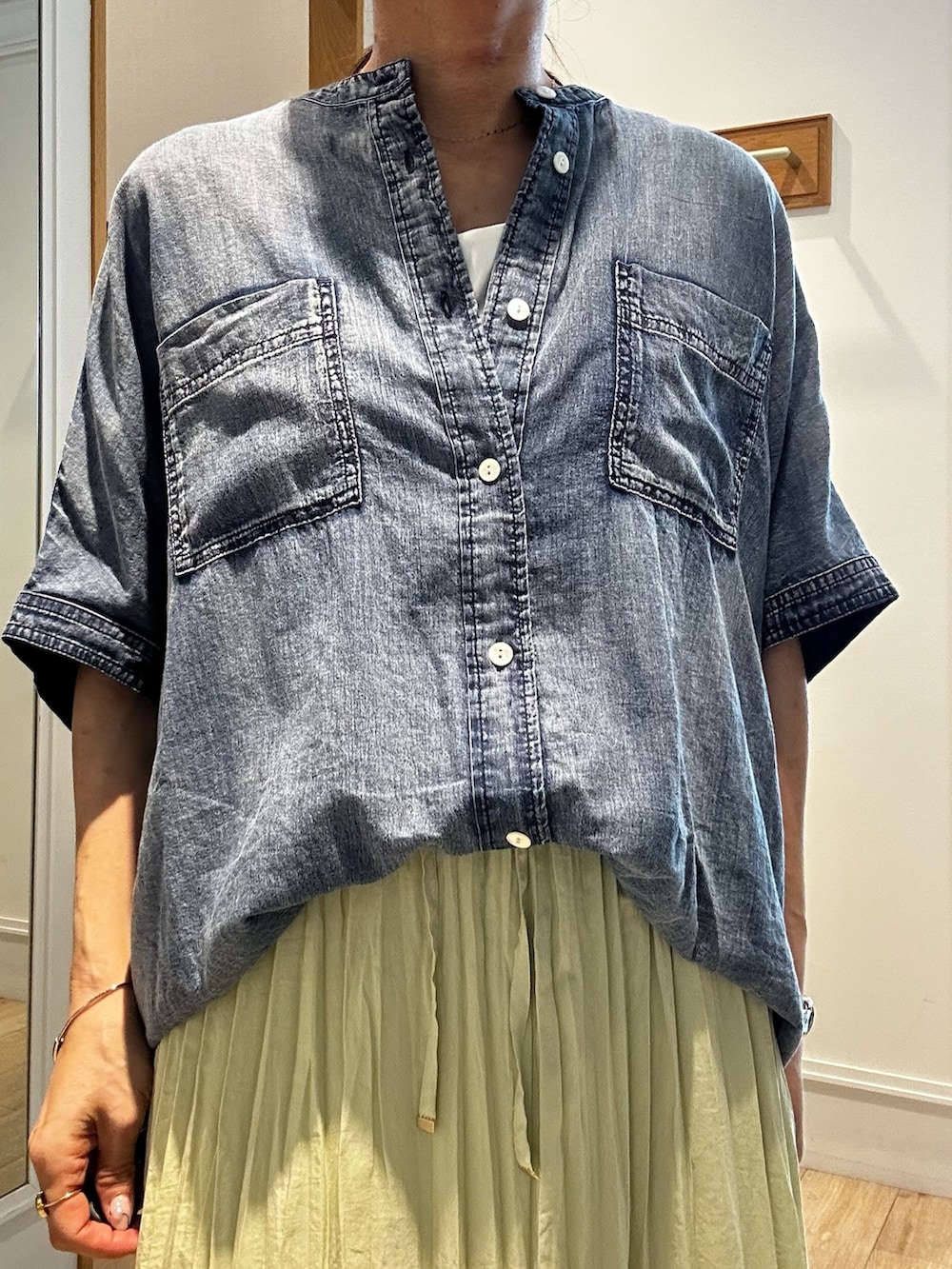 ホワイト系のTシャツ/カットソー、ブルー系のシャツ/ブラウス、イエロー系のスカートを着用したレディースの夏コーディネートの6枚目の写真