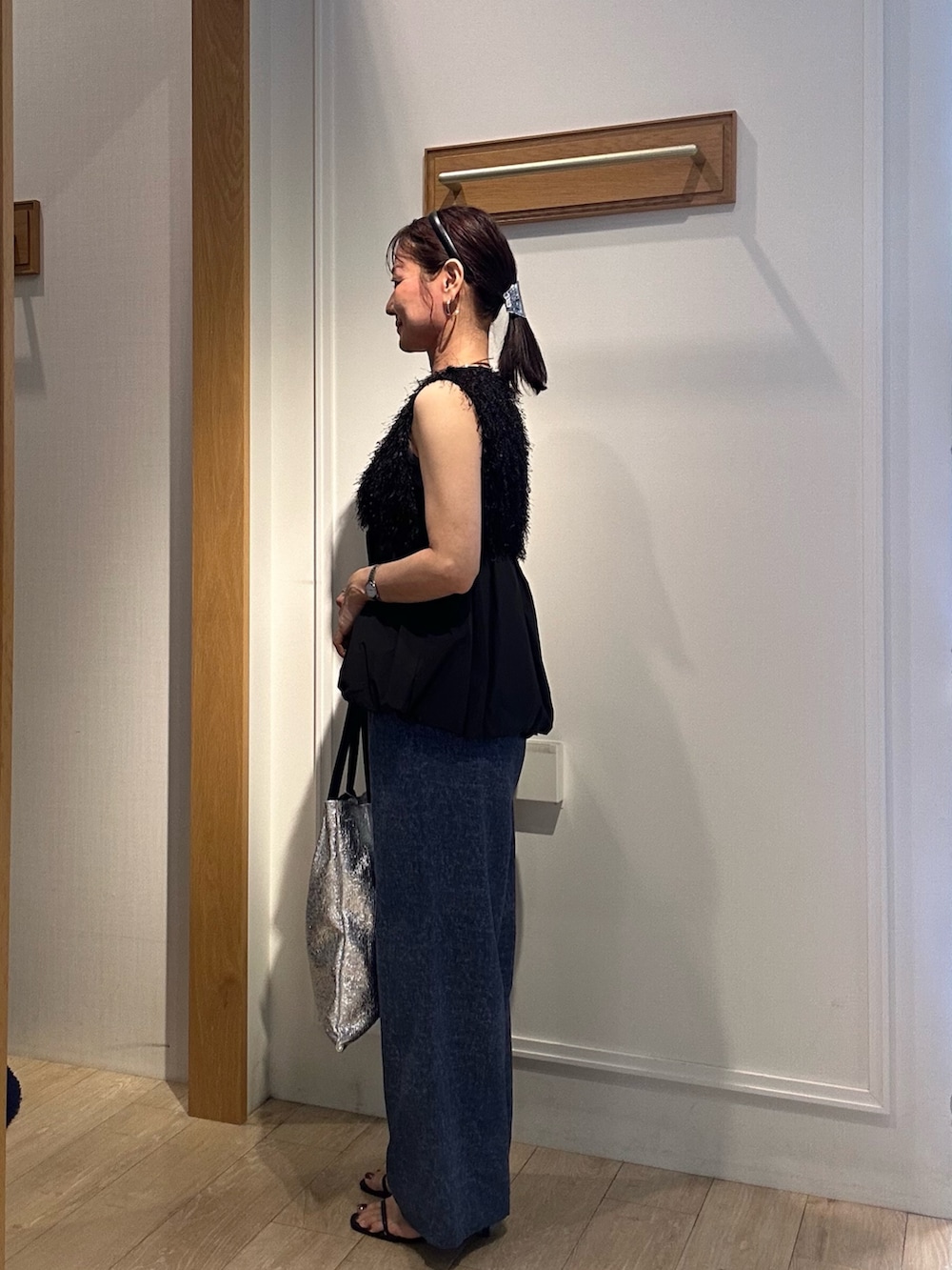 「休日スタイル、デニム、きれいめカジュアル、シンプルコーデ、お出かけコーデ、秋カラー、秋服、パンツコーデ、初秋のパンツスタイル、おでかけコーデ、ノースリーブ、低身長女子、秋、秋のコーデ、ベスト」|「MICO COULIERのフラッグヤーンインレイベスト(シャツ/ブラウス、ブラック系)」を使った、daimonさん(レディース・154cm)の夏コーディネートの4枚目の写真