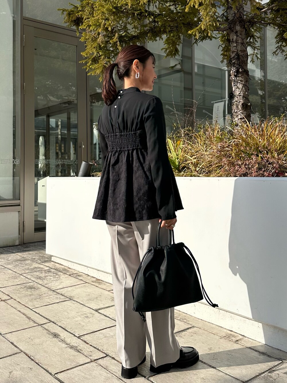 ブラック系のシャツ/ブラウス、ベージュ系のその他パンツ、ブラック系のショルダーバッグを着用したレディースの冬コーディネートの3枚目の写真