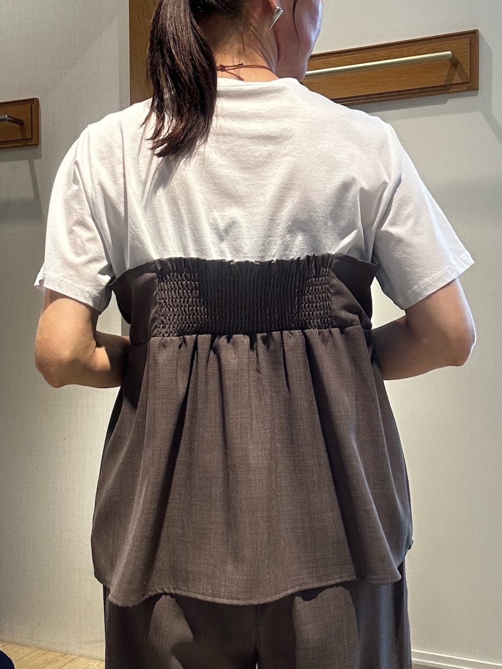 ブルー系のブルゾン、ブルー系のショルダーバッグ、グリーン系のシャツ/ブラウスを着用したレディースの春コーディネートの8枚目の写真