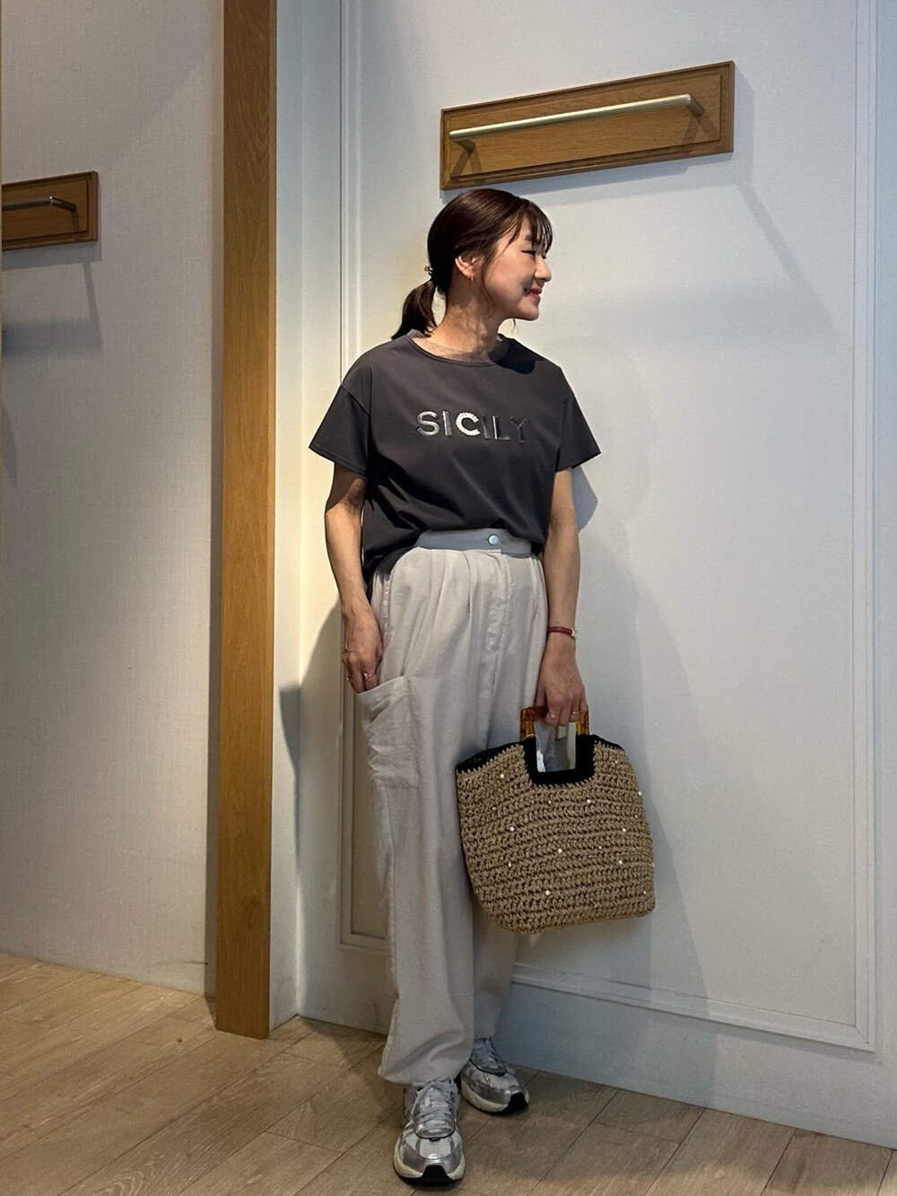 ブルー系のシャツ/ブラウス、ベージュ系のその他パンツ、ブラック系のハットを着用したレディースの春コーディネートの10枚目の写真