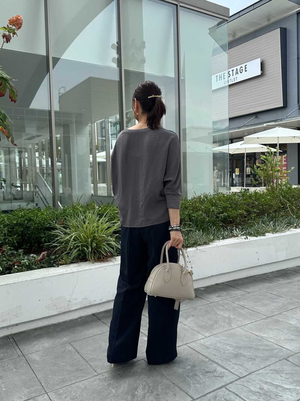 グレー系のシャツ/ブラウス、ブルー系のその他パンツ、ベージュ系のボストンバッグを着用したレディースの夏コーディネートの2枚目の写真