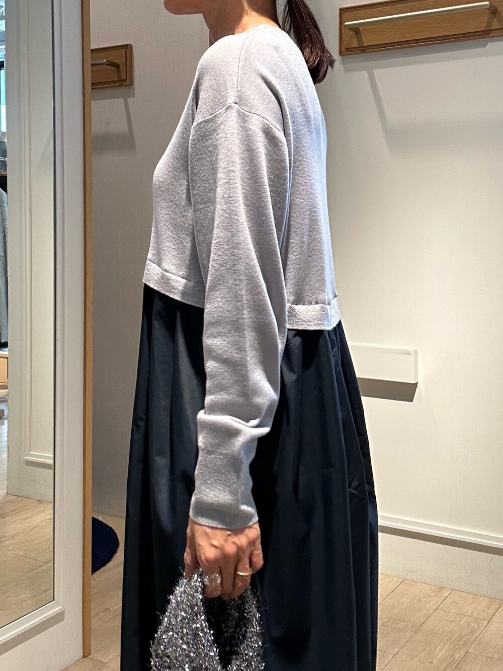 グレー系のワンピースを着用したレディースの冬コーディネートの4枚目の写真