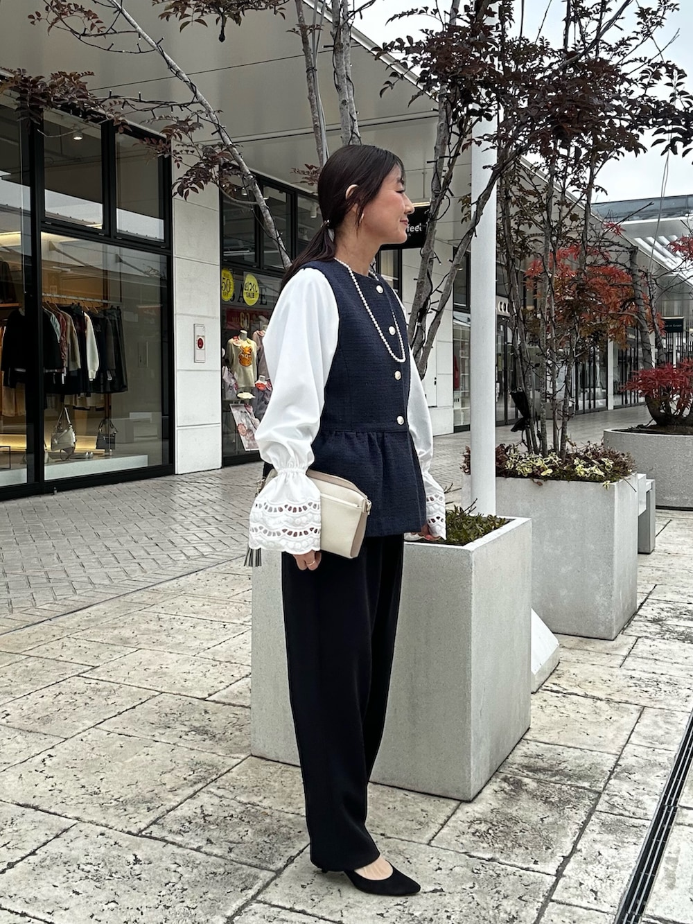 ブルー系のノーカラージャケット、ブルー系のその他パンツ、ホワイト系のシャツ/ブラウスを着用したレディースの冬コーディネートの4枚目の写真