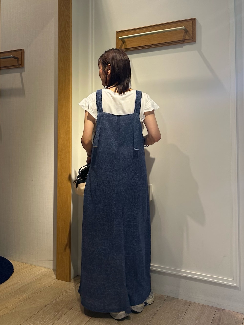 「チェック、秋服準備はじめました、休日スタイル、デニム、シャツスタイル、スニーカー、着回しコーデ、今から使える秋の先取りコーデ、ラクチンコーデ、低身長女子、旅行コーデ、ワンピース、ワンピーススタイル、ワンピースコーデ、ワンピース×スニーカー」｜「MICO COULIERのVINTAGE DENIMプリント キャミワンピース（ワンピース、ブルー系）」を使った、daimonさん（レディース・154cm）の夏コーディネートの3枚目の写真