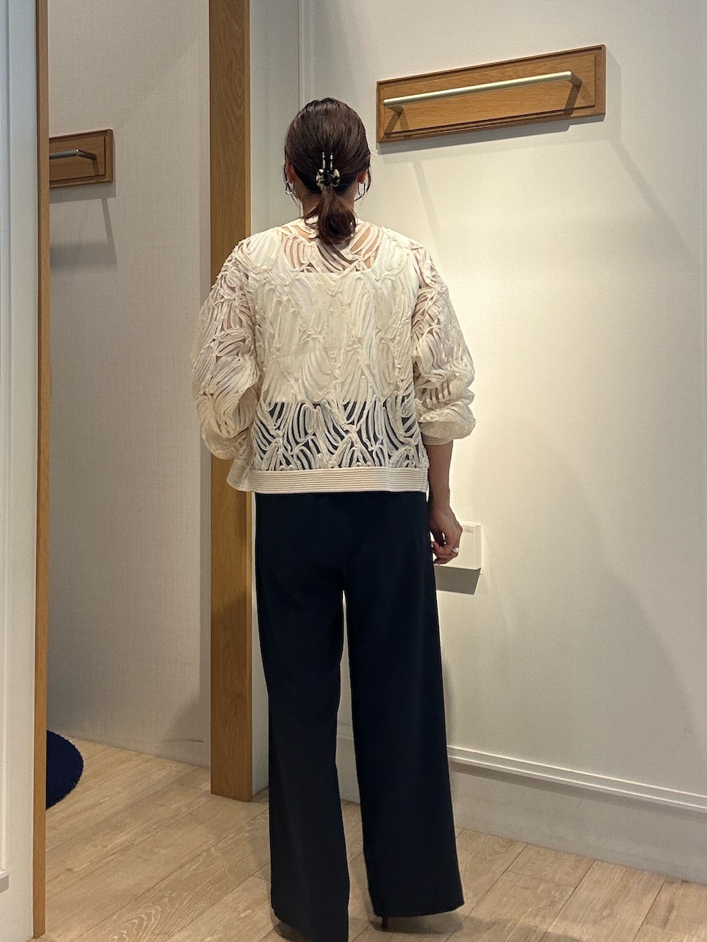 ホワイト系のカーディガン/ボレロ、シルバー系のネックレスを着用したレディースの冬コーディネートの3枚目の写真