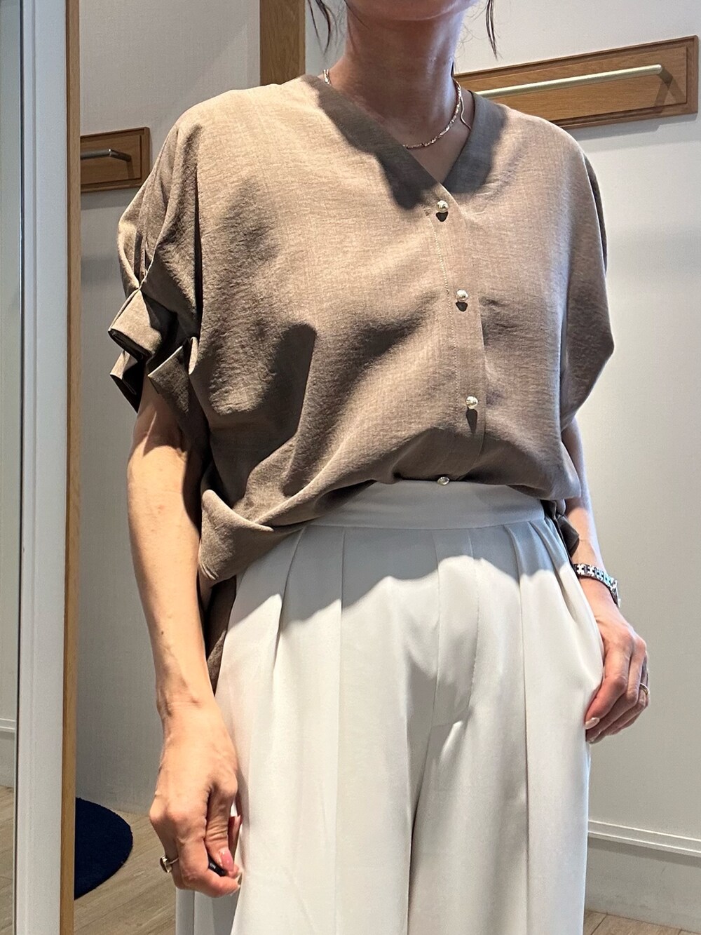 イエロー系のシャツ/ブラウス、ホワイト系のその他パンツを着用したレディースの春コーディネートの6枚目の写真