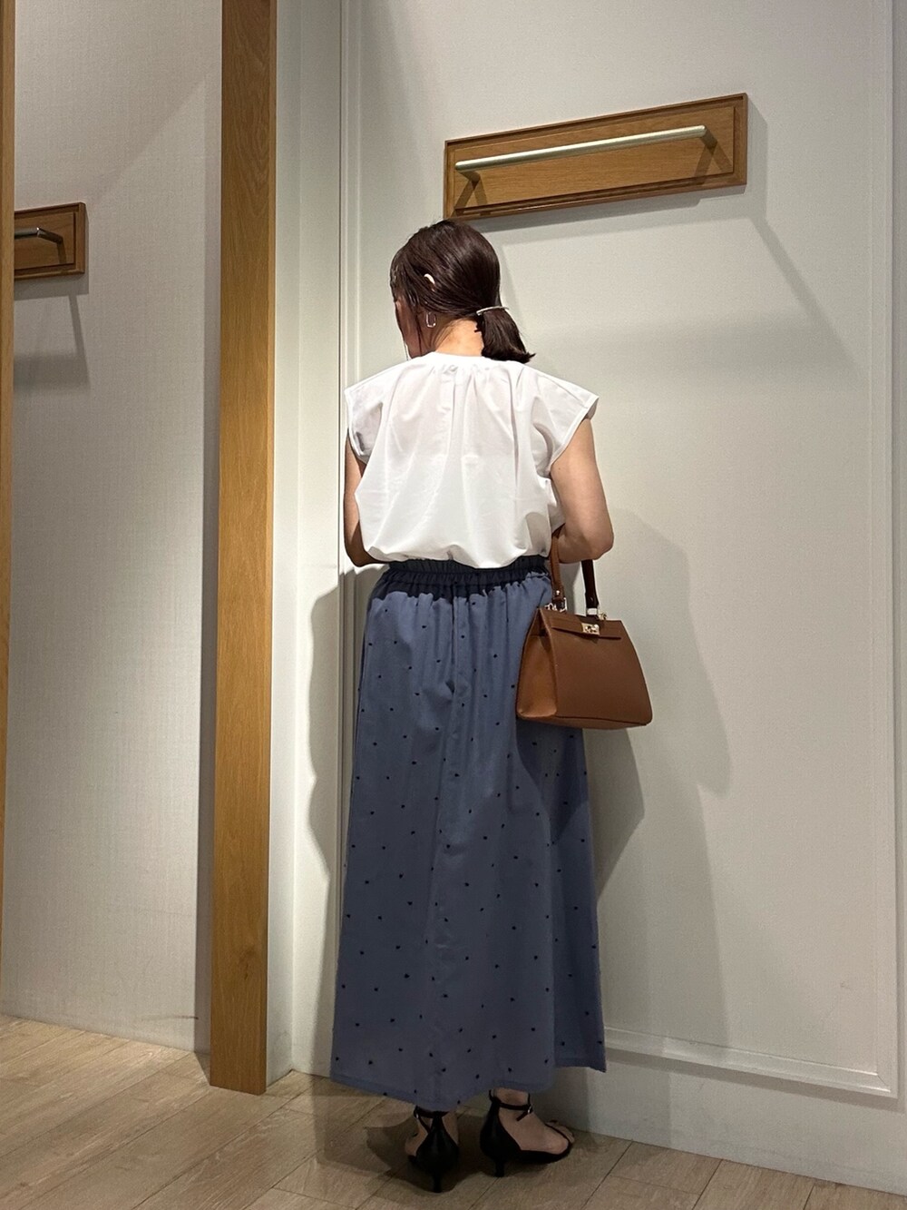 「白シャツ、サンダル、白Tシャツ、夏ファッション、大人可愛い、春夏コーデ、シンプルスタイル、スカートコーデ、低身長女子、甘めカジュアル、カジュアルスタイル、シャツコーデ、オトナカジュアル、キレイめ、40代ファッション」｜「MICO COULIERのエステルカノコカットブラウス（Tシャツ/カットソー、ホワイト系）」を使った、daimonさん（レディース・154cm）の春コーディネートの3枚目の写真