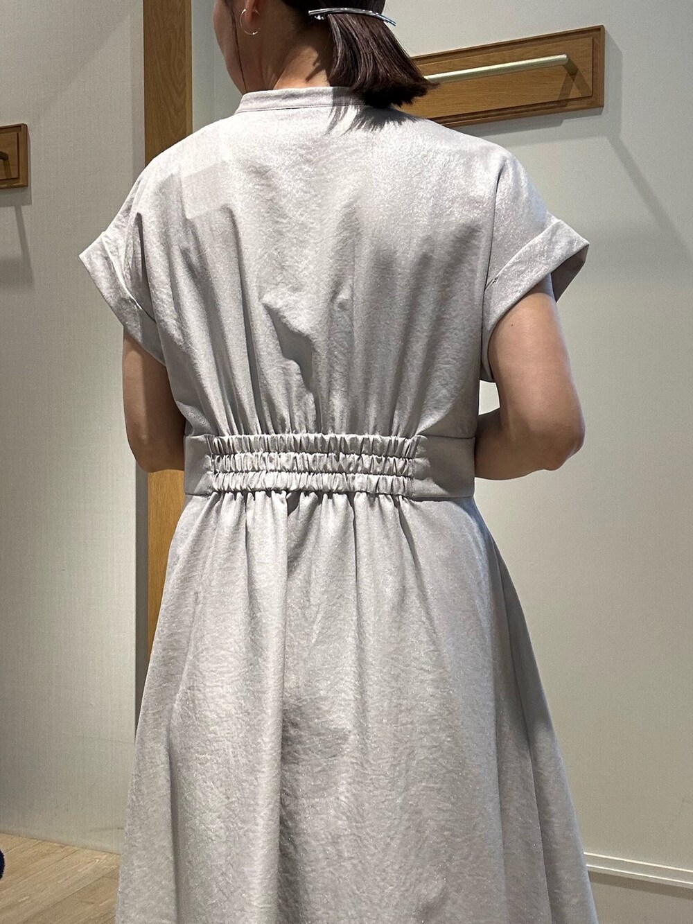 「オトナ女子、春服コーデ、大人ファッション、夏コーデ、夏ファッション、大人可愛い、授業参観日コーデ、ワンピース、ワンピーススタイル、箔、箔プリント、低身長、低身長コーデ、低身長女子、150cm台コーデ」｜「MICO COULIERの箔タンブラーワンピース（ワンピース、グレー系）」を使った、daimonさん（骨格ナチュラル・レディース・154cm）の春コーディネートの6枚目の写真