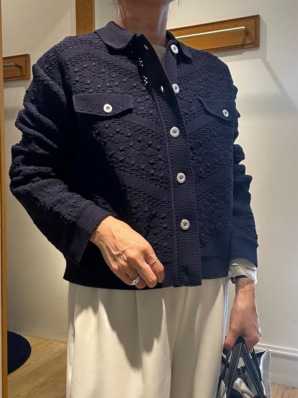 ブルー系のカーディガン/ボレロ、ホワイト系のTシャツ/カットソー、ホワイト系のその他パンツを着用したレディースの冬コーディネートの6枚目の写真