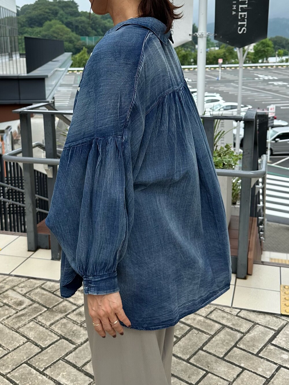 ホワイト系のTシャツ/カットソー、ベージュ系のその他パンツ、ブラック系のバックパック/リュックを着用したレディースの夏コーディネートの8枚目の写真