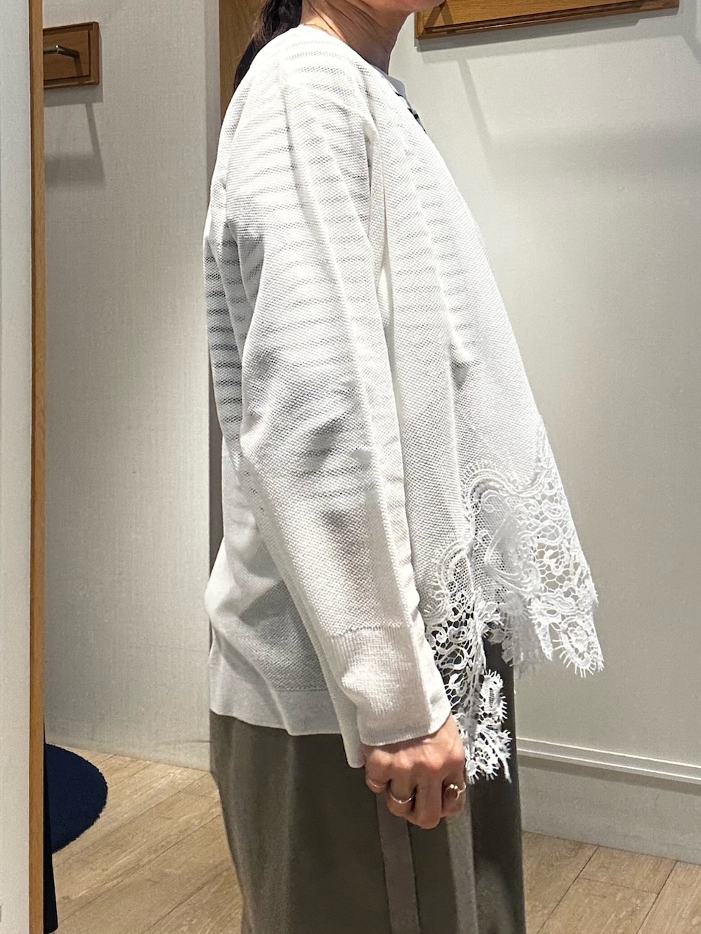 イエロー系のその他アウター、ホワイト系のカーディガン/ボレロ、ホワイト系のTシャツ/カットソーを着用したレディースの春コーディネートの4枚目の写真