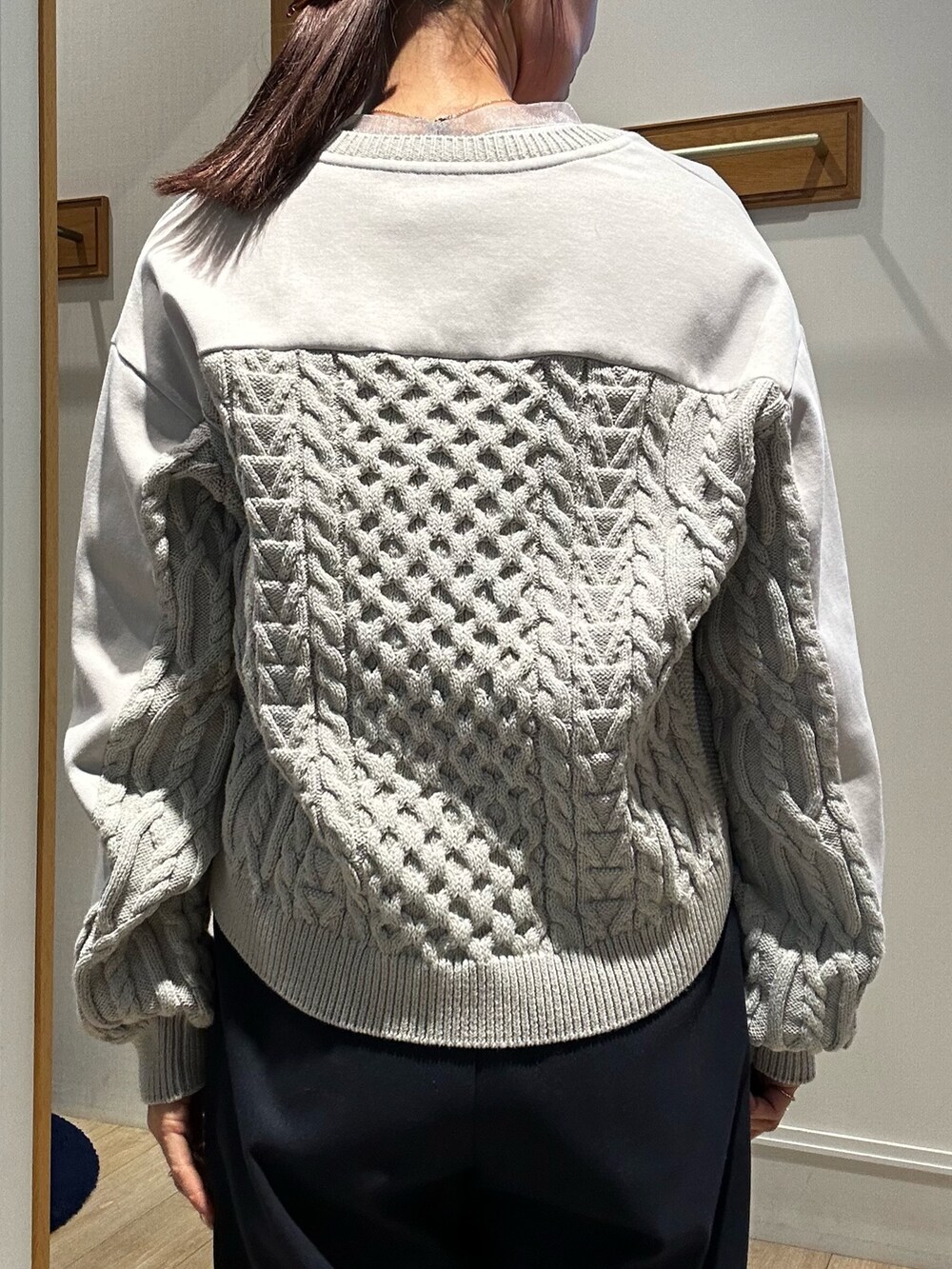 グレー系のカーディガン/ボレロ、グレー系のTシャツ/カットソー、ブルー系のその他パンツを着用したレディースの冬コーディネートの8枚目の写真