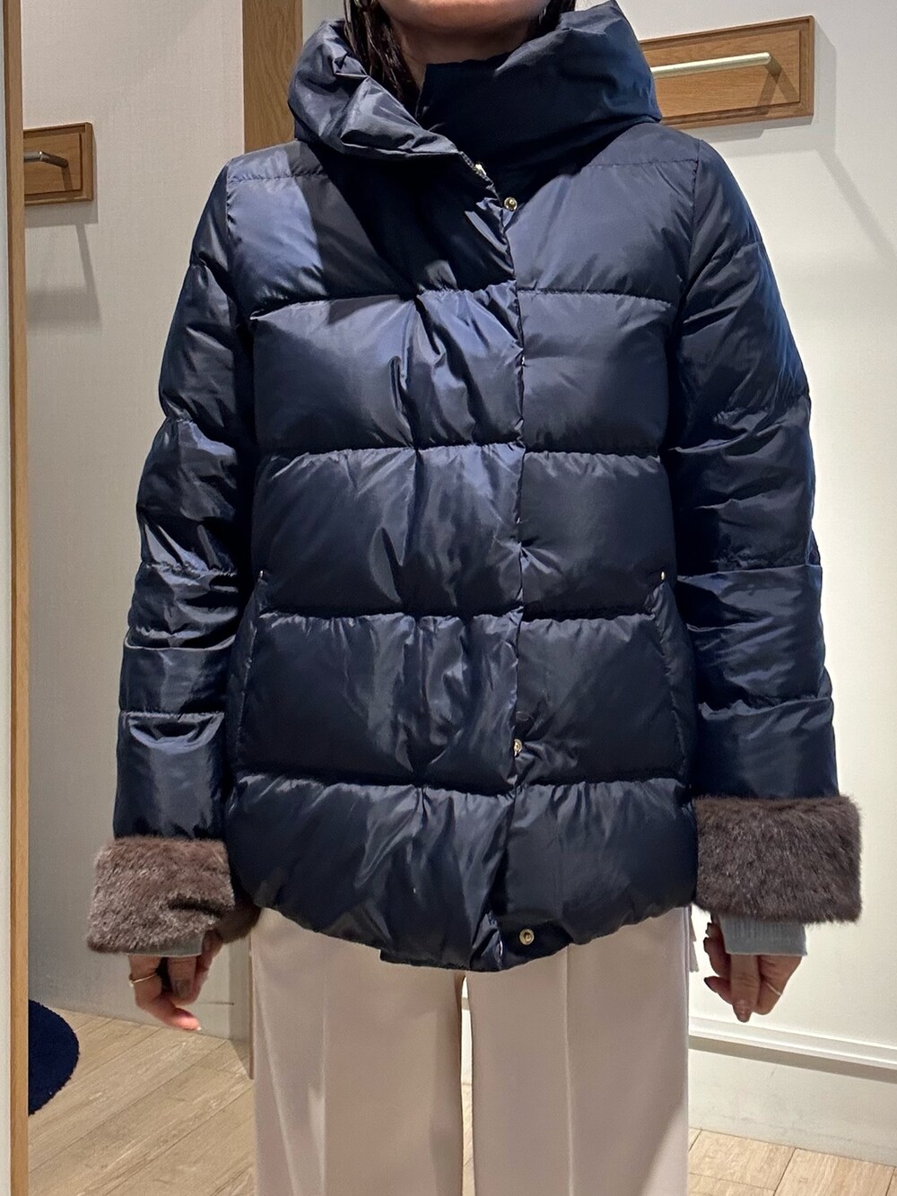 「冬アウター、おでかけコーデ、秋冬コーデ、シンフルコーデ、休日コーデ、キレイめ、カーディガン、低身長女子、お仕事コーデ、ダウン、ダウンジャケット、ダウンコート、ダウンコーデ、ツイード、ツイードジャケット」｜「MICO COULIERのハイストレッチジョーゼットパンツ（その他パンツ、ホワイト系）」を使った、daimonさん（骨格ナチュラル・レディース・154cm）の冬コーディネートの7枚目の写真