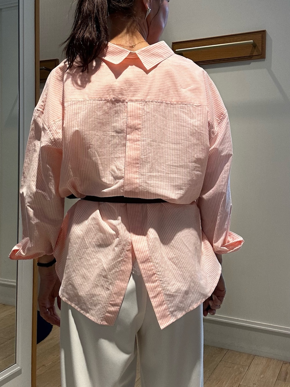 ピンク系のシャツ/ブラウス、ホワイト系のTシャツ/カットソー、ホワイト系のその他パンツを着用したレディースの春コーディネートの6枚目の写真