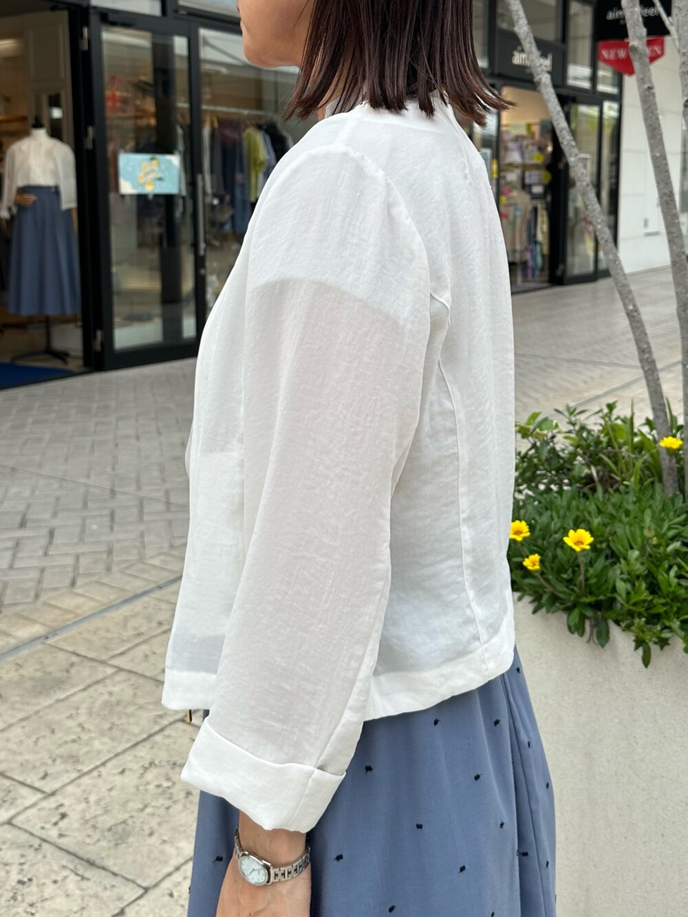 「サンダル、シャツスタイル、低身長コーデ、パンツコーデ、春夏コーデ、大人コーデ、低身長女子、150cm台コーデ、スラックスパンツ、キレイめコーデ、40代ファッション、通勤コーデ、通勤スタイル、お仕事コーデ、お仕事スタイル」|「MICO COULIERのポリワッシャーカルゼZIPアップジャケット(ブルゾン、ホワイト系)」を使った、daimonさん(レディース・154cm)の夏コーディネートの9枚目の写真
