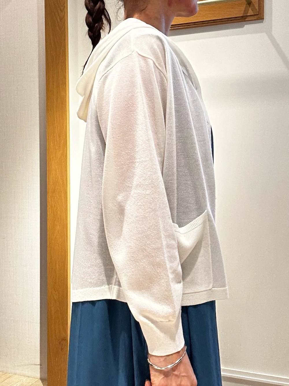 ブルー系のワンピース、ブルー系のカーディガン/ボレロ、シルバー系のトートバッグを着用したレディースの春コーディネートの6枚目の写真