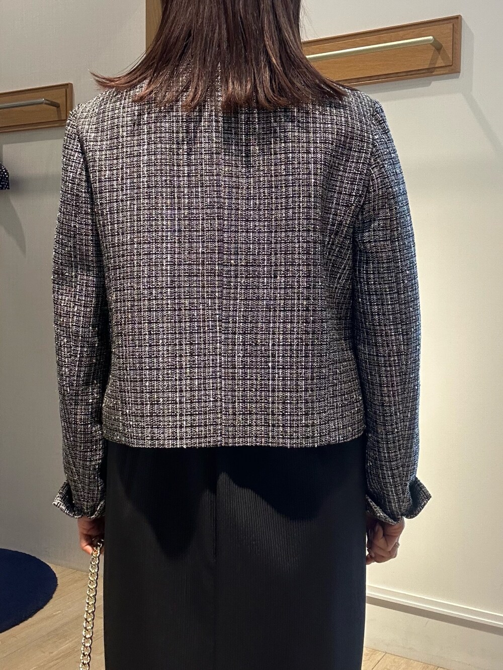 「大人女子、オフィススタイル、フェミニンコーデ、お仕事コーデ、キレイめ、40代、40代ファッション、40代女性、50代ファッション、入学式、入学式ママコーデ、卒業式、卒業式コーデ、卒業式ママコーデ、セレモニー」｜「MICO COULIERの《オケージョン対応》コッパーラメツィードジャケット（ノーカラージャケット、ブラック系）」を使った、daimonさん（骨格ナチュラル・レディース・154cm）の春コーディネートの7枚目の写真