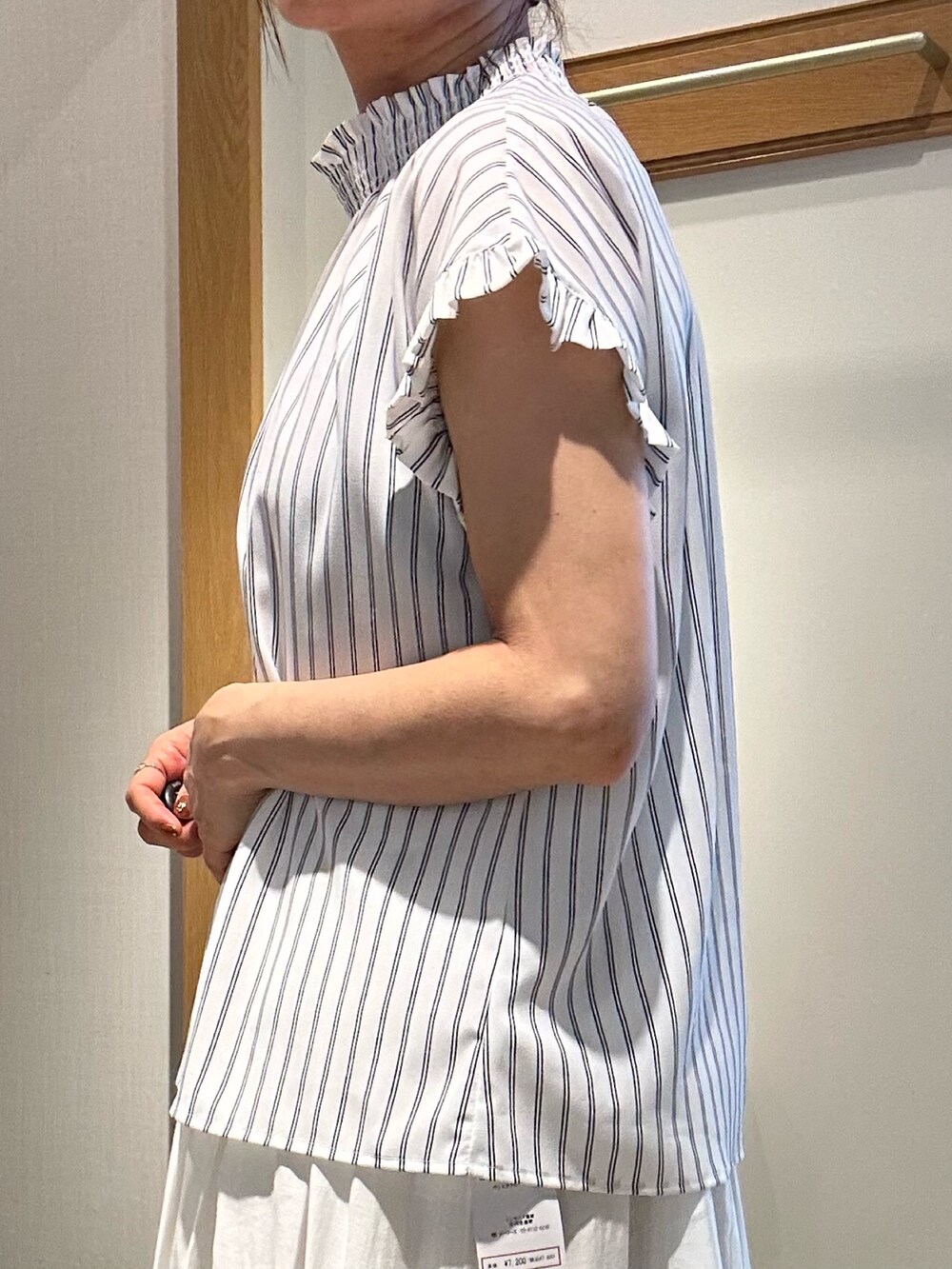 ホワイト系のシャツ/ブラウス、ホワイト系のスカート、ブルー系のショルダーバッグを着用したレディースの春コーディネートの6枚目の写真