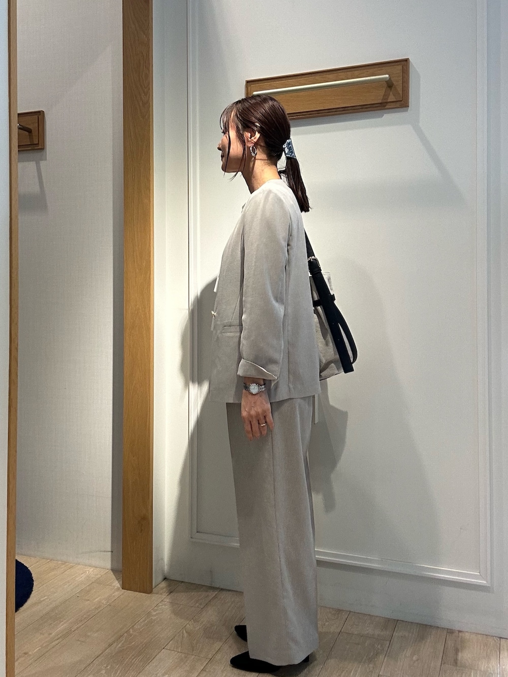 「春めき満開コーデ、春服、おでかけコーデ、ワントーンコーデ、初夏コーデ、ベージュ、ベージュコーデ、ベージュパンツ、お仕事、お仕事コーデ、パンツスタイル、パンツコーデ、パンツスーツ、低身長、低身長コーデ」｜「NOLLEY'S LIGHTの《セットアップ対応》UVカットライトツイル ノーカラージャケット（ノーカラージャケット、ベージュ系）」を使った、daimonさん（骨格ナチュラル・レディース・154cm）の春コーディネートの2枚目の写真