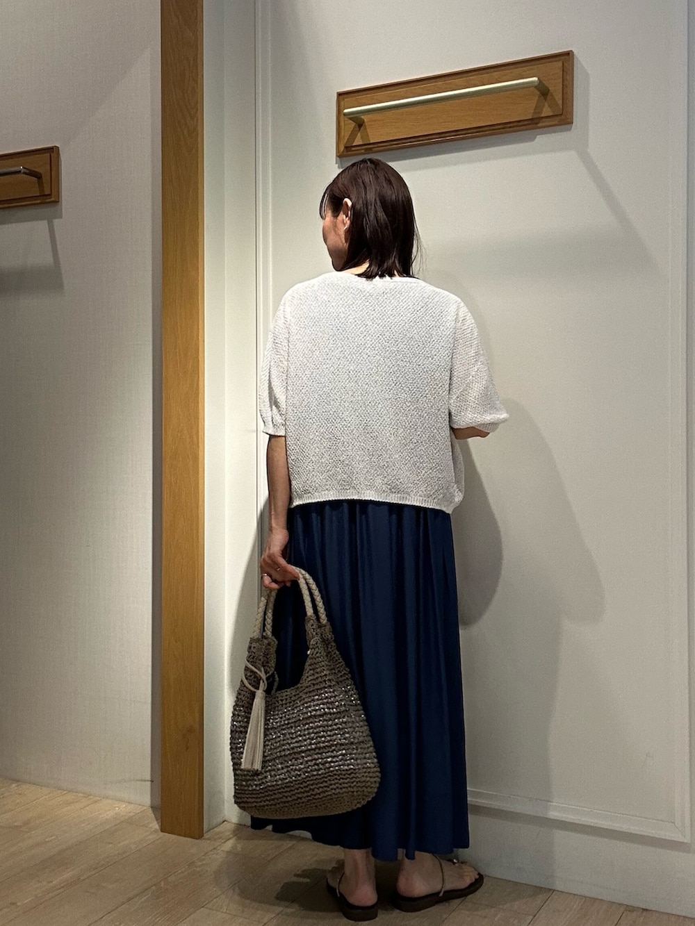 ブルー系のワンピース、ホワイト系のカーディガン/ボレロを着用したレディースの春コーディネートの9枚目の写真