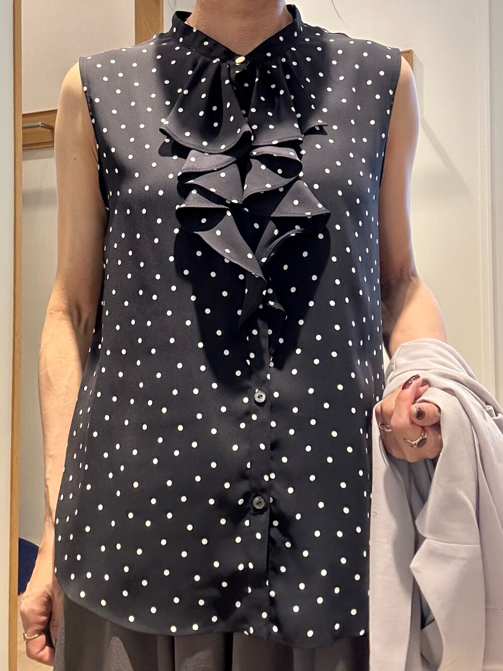 ブラック系のシャツ/ブラウス、グレー系のスカート、ベージュ系のボストンバッグを着用したレディースの夏コーディネートの5枚目の写真