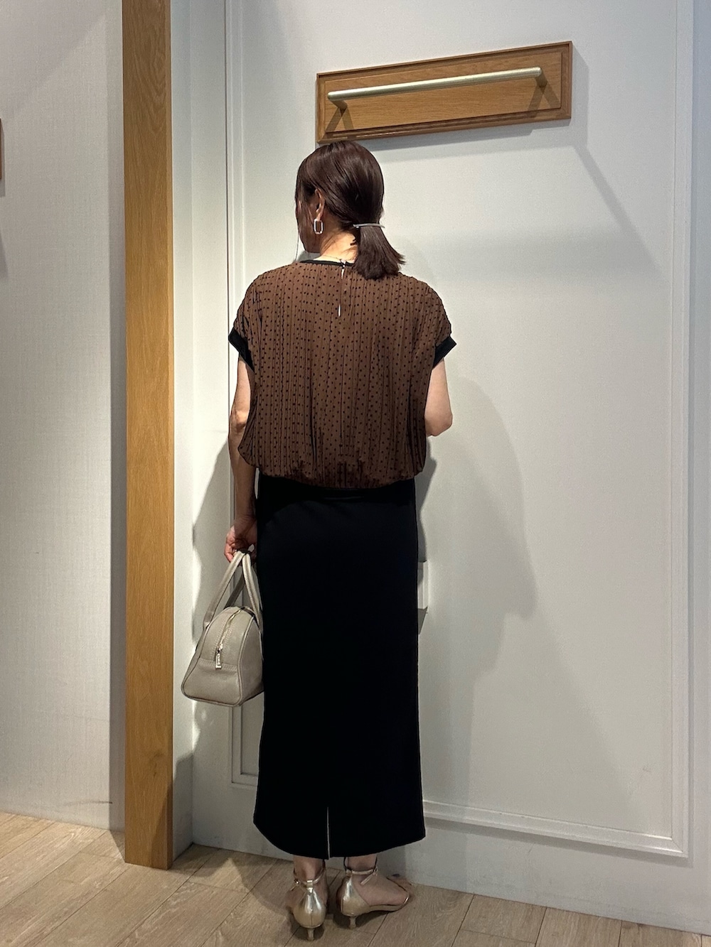 「シアートップス、オトナ女子、シンプルスタイル、夏服コーデ、大人ファッション、夏ファッション、キレイめコーデ、150cm台コーデ、ブラウン、オトナカワイイ、おでかけコーデ、154cm、ドットブラウス、低身長コーデ、低身長女子」｜「MICO COULIERのカットジョーゼットタイトスカート（スカート、ブラック系）」を使った、daimonさん（レディース・154cm）の夏コーディネートの3枚目の写真