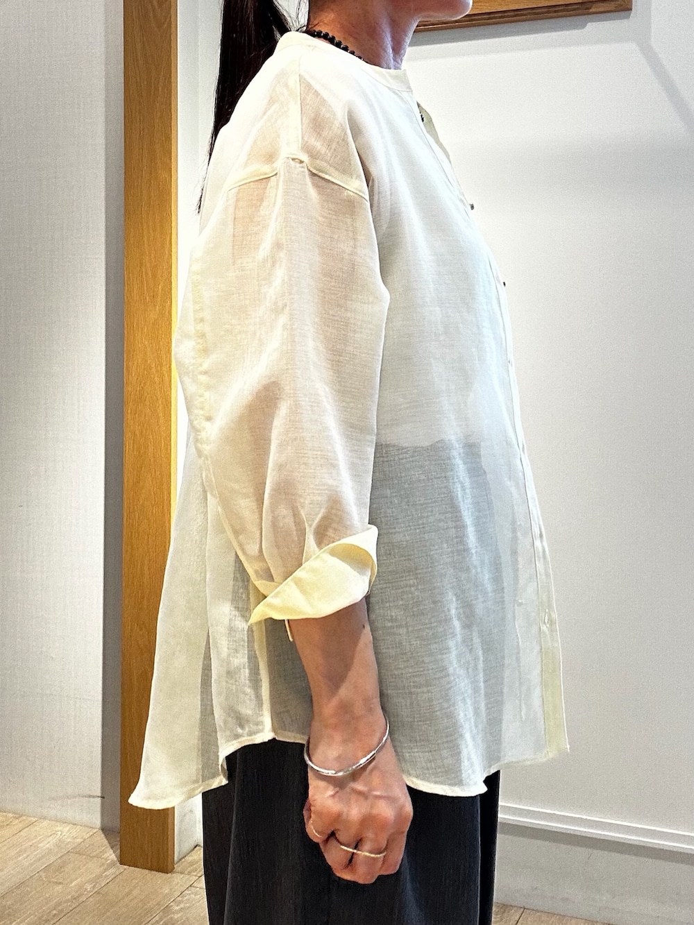 イエロー系のシャツ/ブラウス、グレー系のその他パンツ、ブラック系のネックレスを着用したレディースの夏コーディネートの7枚目の写真
