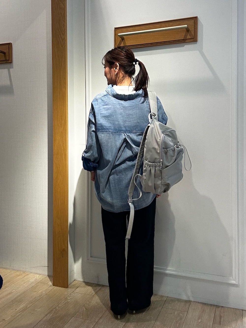 グレー系のバックパック/リュック、ホワイト系のTシャツ/カットソー、ブルー系のシャツ/ブラウスを着用したレディースの春コーディネートの3枚目の写真