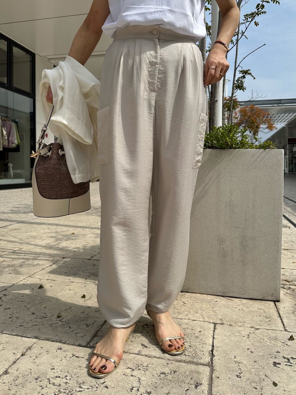 ホワイト系のTシャツ/カットソー、ホワイト系のテーラードジャケット、ブルー系のその他パンツを着用したレディースの春コーディネートの8枚目の写真