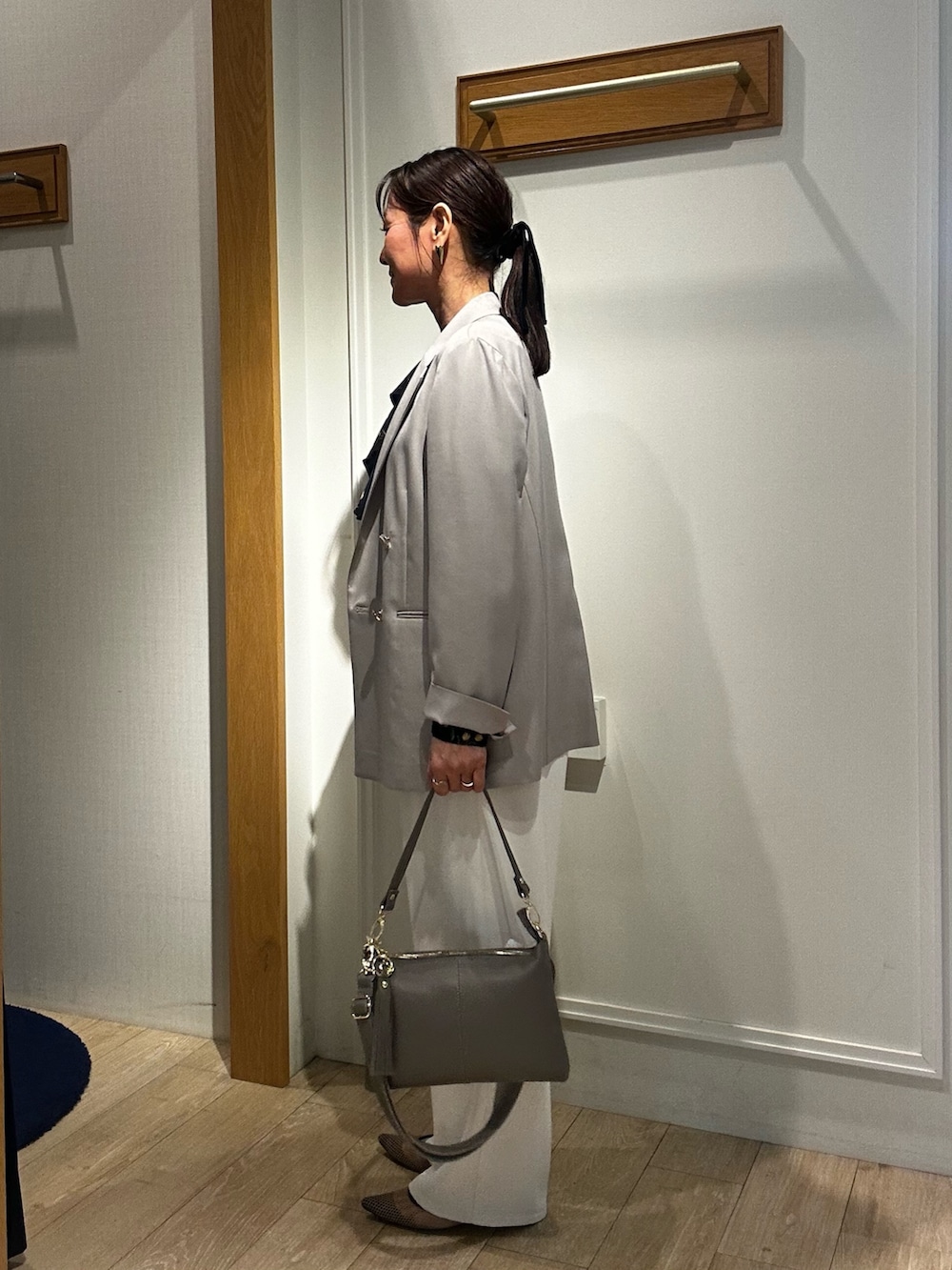 ベージュ系のテーラードジャケット、ブルー系のシャツ/ブラウス、ホワイト系のその他パンツを着用したレディースの春コーディネートの3枚目の写真