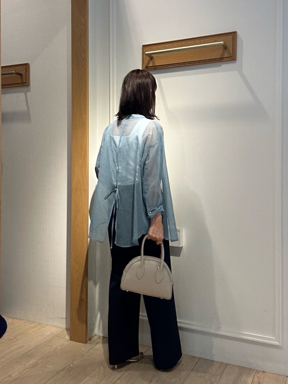 ブルー系のシャツ/ブラウス、ホワイト系のTシャツ/カットソー、ブルー系のその他パンツを着用したレディースの夏コーディネートの5枚目の写真