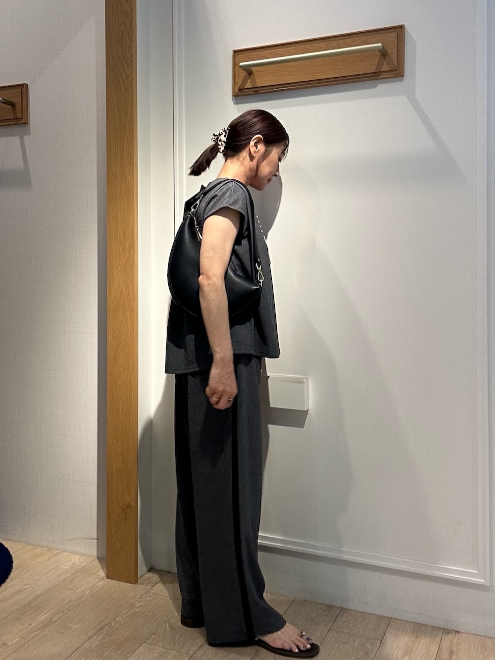 「セットアップ、夏ルックで気分アップ、休日スタイル、オトナ女子、シンプルスタイル、夏服コーデ、大人ファッション、夏ファッション、パンツスタイル、今日のコーデ、着回しコーデ、150cm台コーデ、154cm、セットアップスタイル、低身長」｜「MICO COULIERの《セット商品》カットジョーゼット杢　ブラウス＋パンツ（セットアップ）（シャツ/ブラウス、グレー系）」を使った、daimonさん（レディース・154cm）の夏コーディネートの5枚目の写真