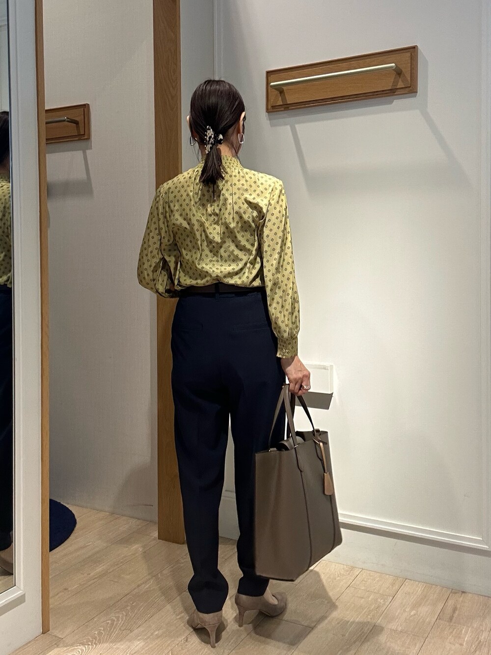 ブルー系のノーカラージャケット、ブルー系のその他パンツ、イエロー系のシャツ/ブラウスを着用したレディースの春コーディネートの10枚目の写真