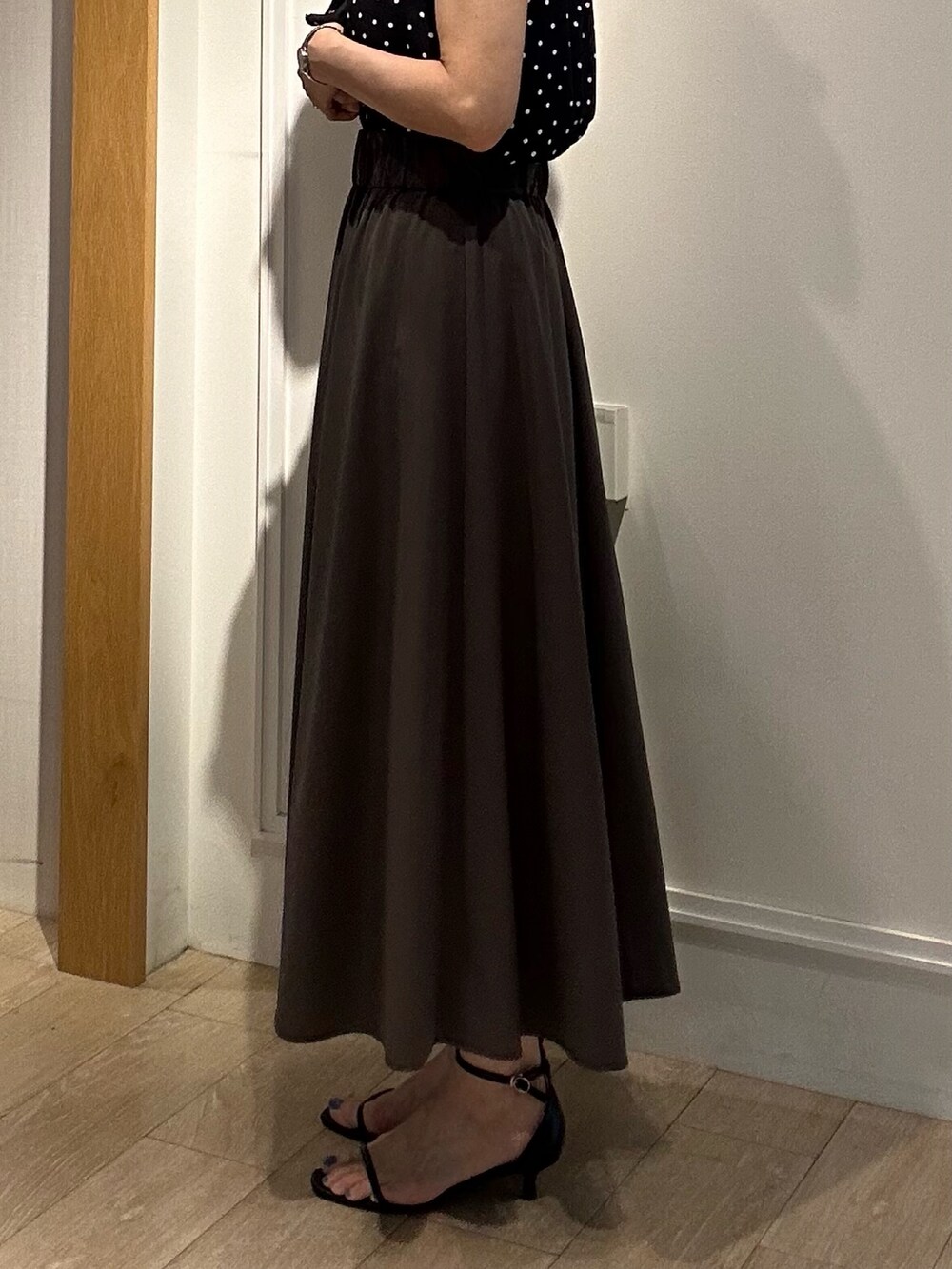 ブラック系のシャツ/ブラウス、グレー系のスカート、ベージュ系のボストンバッグを着用したレディースの夏コーディネートの9枚目の写真