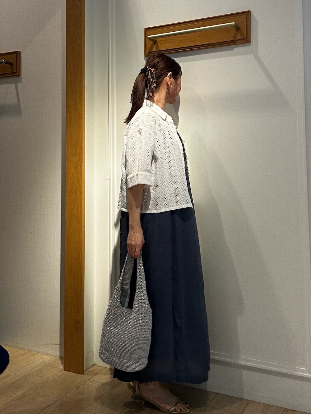 ホワイト系のシャツ/ブラウス、ブルー系のワンピース、シルバー系のトートバッグを着用したレディースの春コーディネートの4枚目の写真