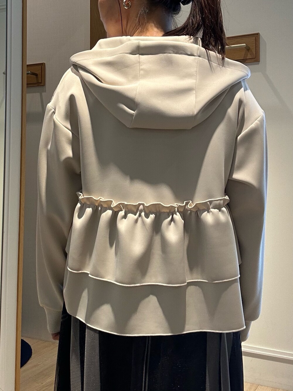 ホワイト系のTシャツ/カットソー、グレー系のスカート、ベージュ系のブルゾンを着用したレディースの冬コーディネートの9枚目の写真