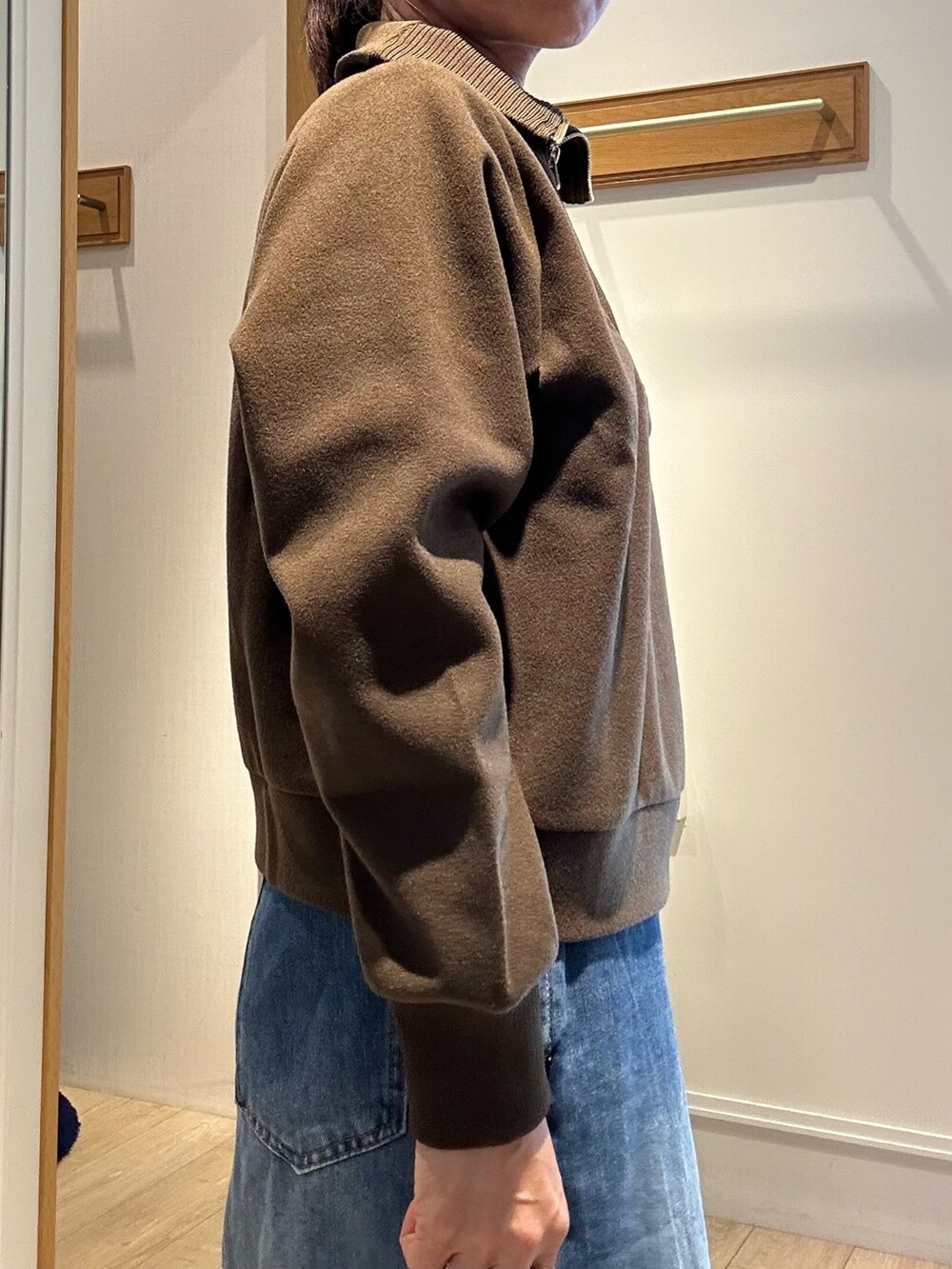 ブラック系のトートバッグ、ホワイト系のブルゾン、ブラウン系のTシャツ/カットソーを着用したレディースの秋コーディネートの6枚目の写真