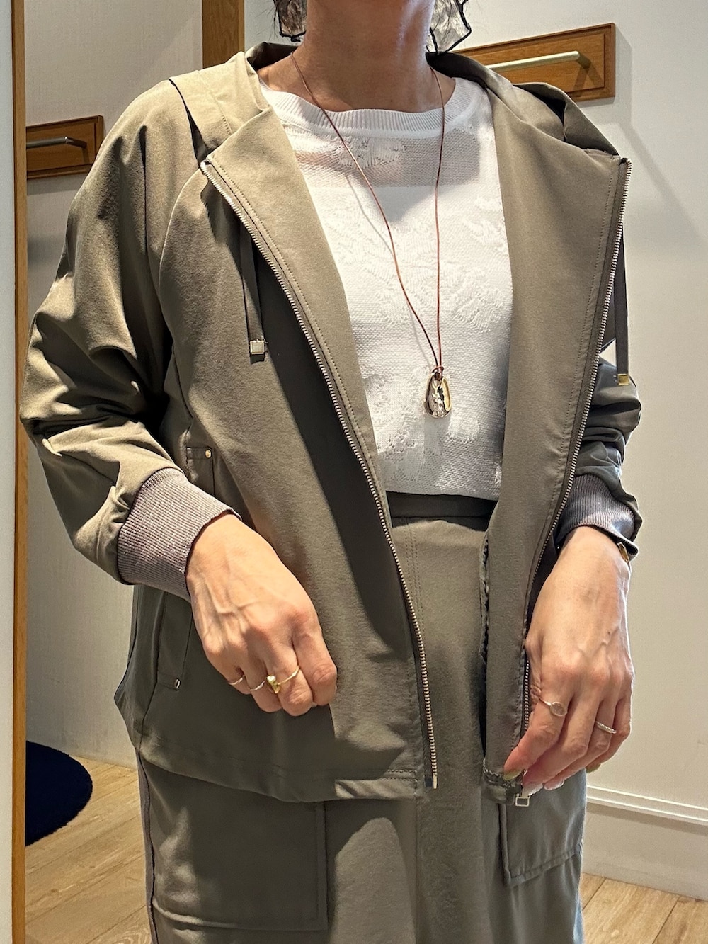 ホワイト系のニット/セーター、グリーン系のブルゾン、ホワイト系のTシャツ/カットソーを着用したレディースの春コーディネートの8枚目の写真