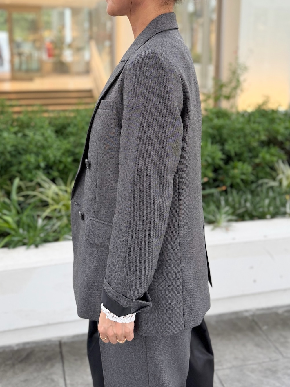 ブラック系のその他パンツ、ブラック系のトートバッグ、グレー系のTシャツ/カットソーを着用したレディースの秋コーディネートの5枚目の写真