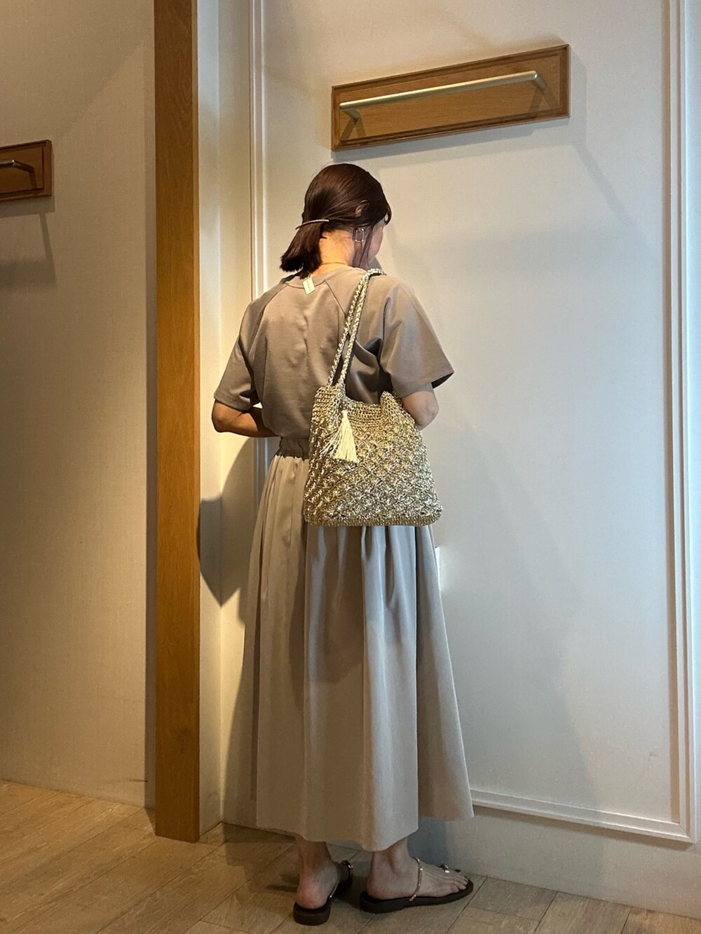 グリーン系のスカート、グレー系のTシャツ/カットソーを着用したレディースの春コーディネートの3枚目の写真