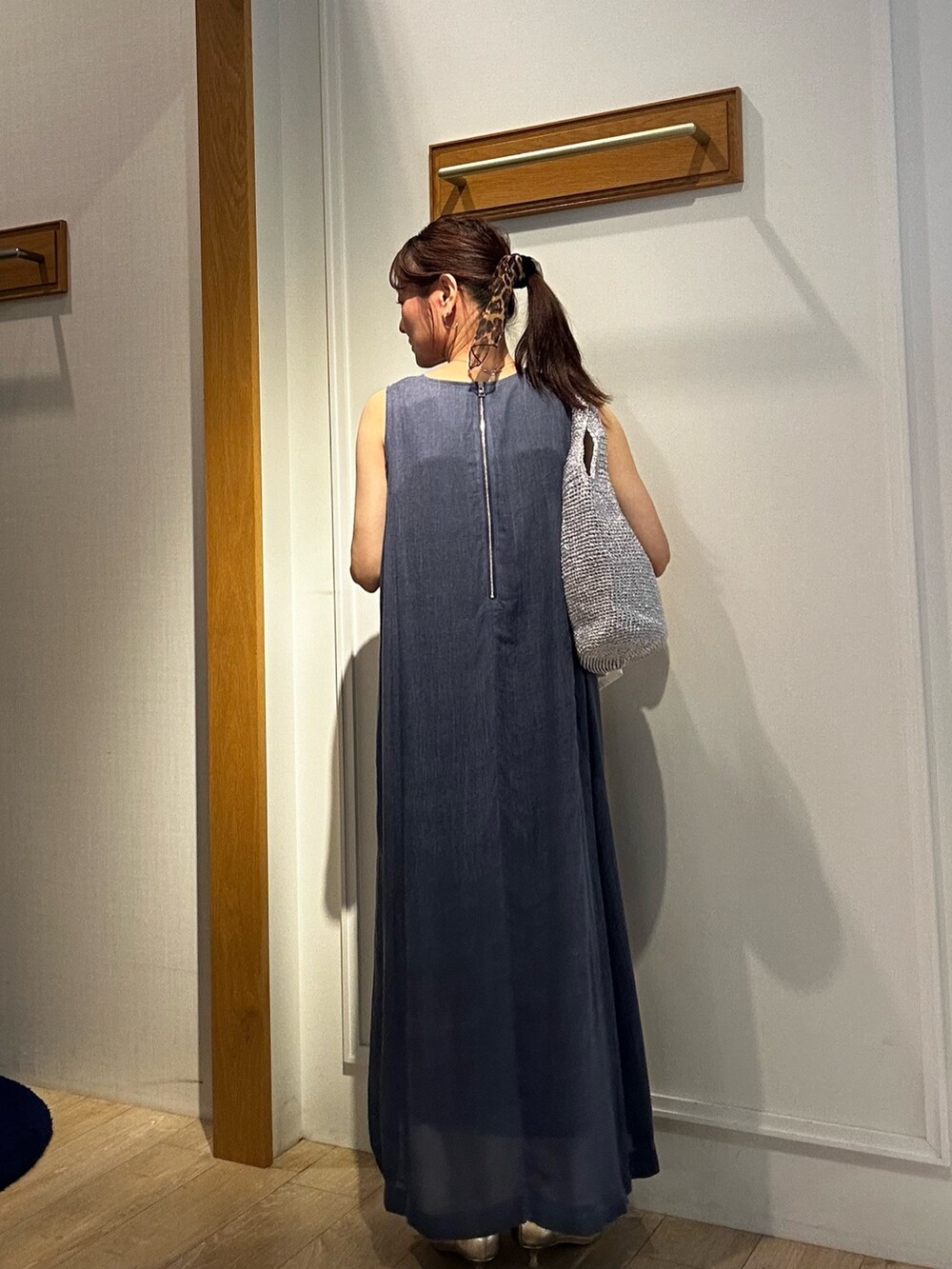 ホワイト系のシャツ/ブラウス、ブルー系のワンピース、シルバー系のトートバッグを着用したレディースの春コーディネートの9枚目の写真
