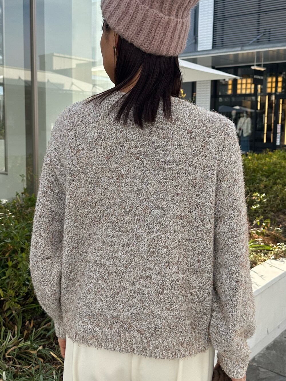 ホワイト系のニット/セーター、ホワイト系のその他パンツ、ブラウン系のテーラードジャケットを着用したレディースの冬コーディネートの7枚目の写真