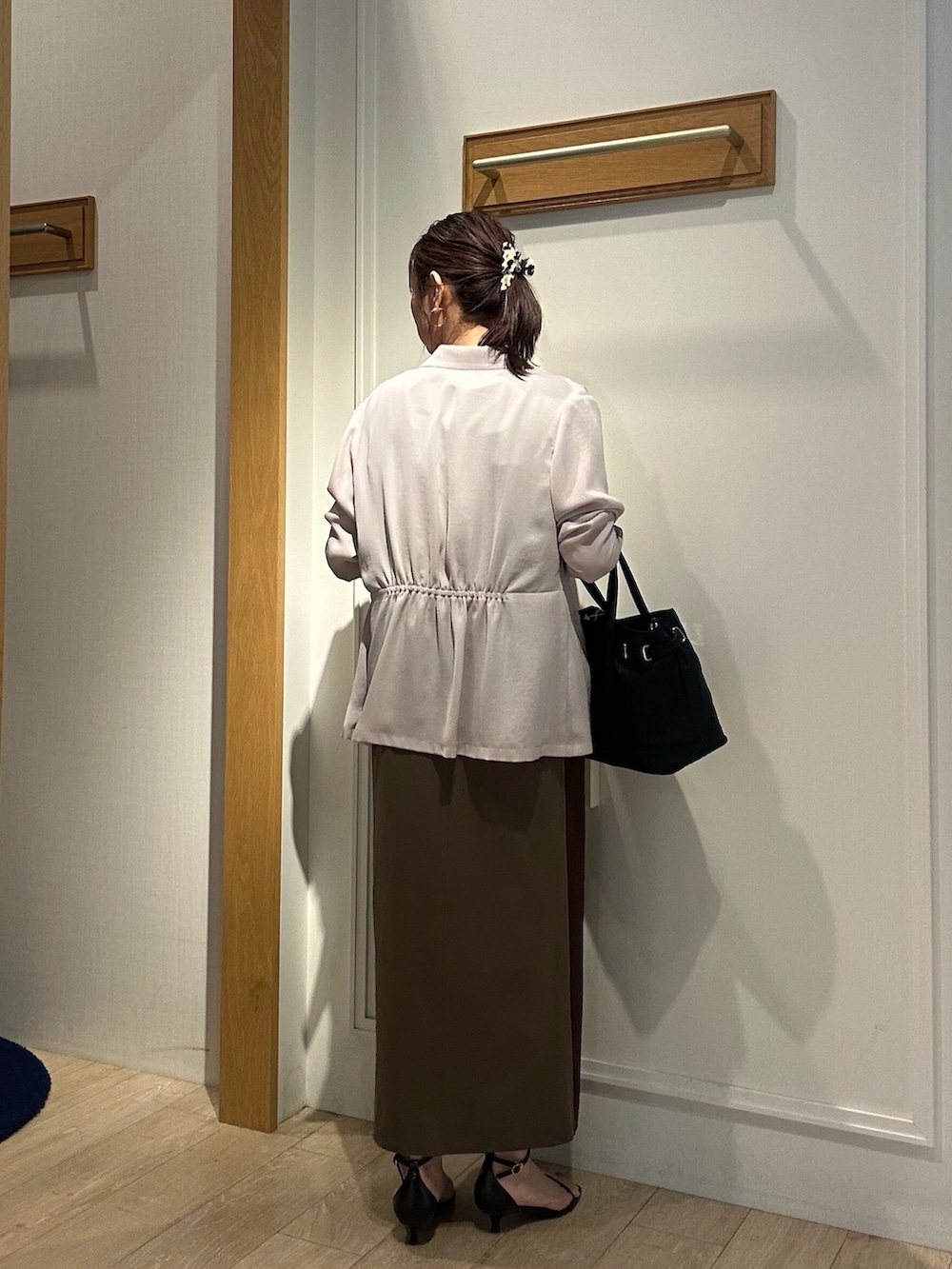 ブラウン系のワンピース、ブラック系のサンダル、ベージュ系のテーラードジャケットを着用したレディースの夏コーディネートの10枚目の写真