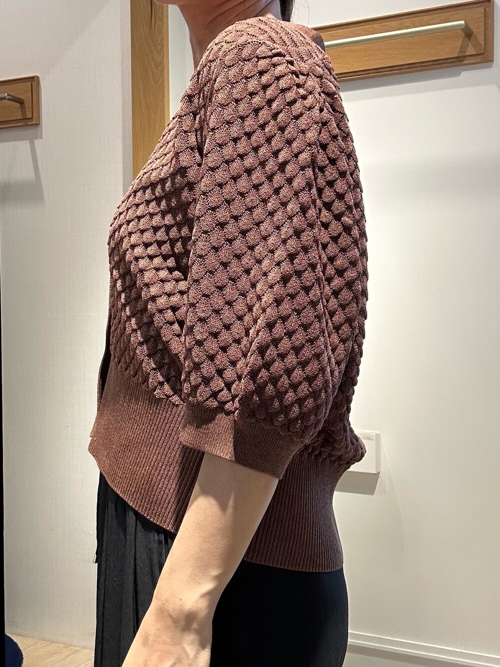 ブラウン系のカーディガン/ボレロ、グレー系のTシャツ/カットソー、ブラック系のその他パンツを着用したレディースの夏コーディネートの7枚目の写真